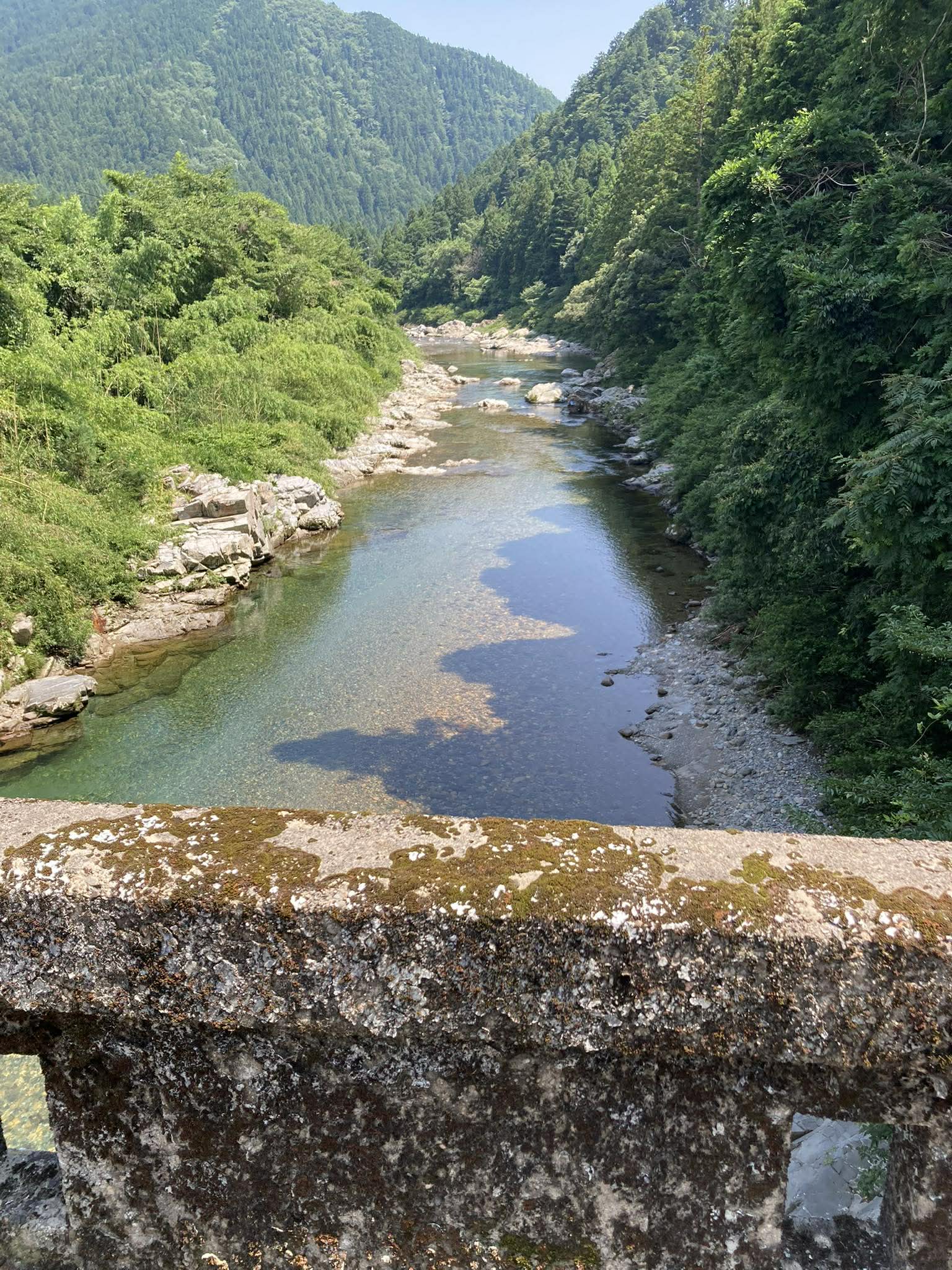 エメラルドグリーンの清流